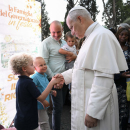 Papež je nekatere udeležence srečanja tudi osebno pozdravil (photo: Vatican media)