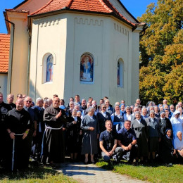 Redovnice in redovniki so se razveselili ponovnega snidenja (photo: Meta Potočnik)