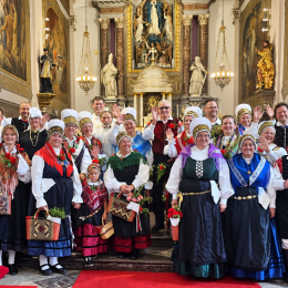 Narodne noše v cerkvi (photo: Župnija Kamnik)