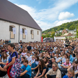 Dvorišče cistercijanskega samostana je napolnila množica mladih vernikov iz vse Slovenije. (photo: Rok Mihevc)