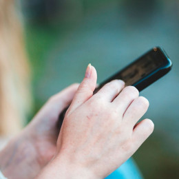 Zasloni, telefon (photo: Erik Mclean/Pexels)