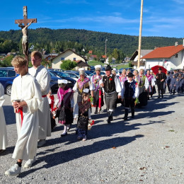 Slovesen sprevod v cerkev povišanja sv. Križa v Rakitni (photo: Marjana Debevec)