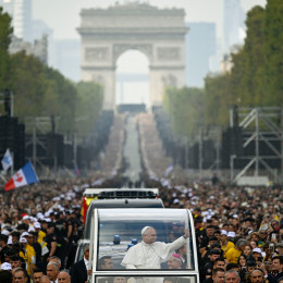 Papež v Parizu (photo: Matteo Pernaselci/Vatican Media)