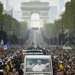 Papež Leon XVI. med množico vernikov (photo: Matteo Pernaselci/Vatican Media)