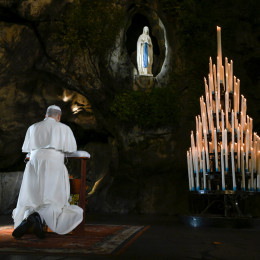 Papež Leon XIV. v tihi molitvi v Lurdu (photo: Vatican Media)