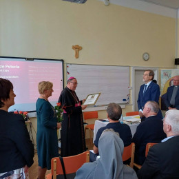 Podelitev priznanja Lojzetu Peterletu (photo: Društvo katoliških pedagogov Slovenije)