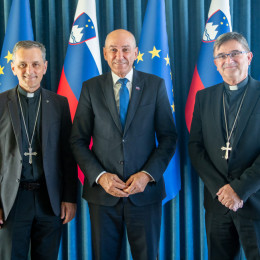 Predsednik vlade Janez Janša s škofoma Andrejem Sajetom in Maksimiljanom Matjažem (photo: Kabinet predsednika vlade)