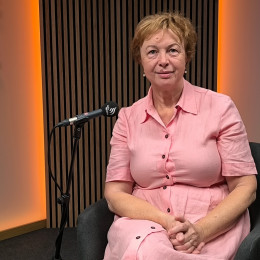 Dr. Emilija Vlčkova v studiu Radia Ognjišče (photo: Izidor Šček)