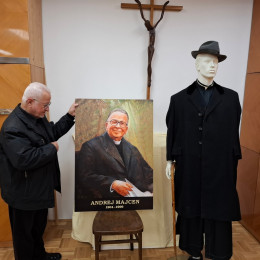 Dr. Alojzij Slavko Snoj s sliko pokojnega sobrata salezijanca in misijonarja Andreja Majcna ter njegovo obleko (photo: Petra Stopar)