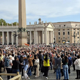 Predstavniki pobude Vseposvojitev so se dopoldne udeležili papeževe splošne avdience (photo: Romana Bider)