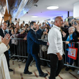 Papeža so ob prihodu v bolnišnico Gemelli sprejeli številni verniki (photo: Simone Risoluti)