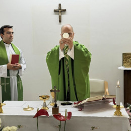 Papež Leon XIV. med sveto mašo v bolnišnici Gemelli (photo: Simone Resoluti/Vatican News)
