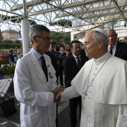 Papežev kirurg Stefano Margaritora pravi, da ni zdravstvenih razlogov, ki bi papežu preprečevali načrtovano apostolsko potovanje v Južno Ameriko. (photo: Vatican Media)
