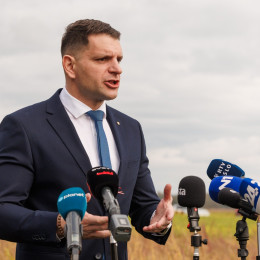 Predsednik DZ in predsednik stranke Resnica Zoran Stevanović je dal izjavo za medije o aktualnih tematikah. (photo: Tine Eržen/STA)