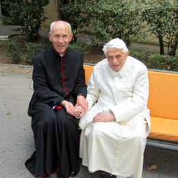 Dr. Anton Štrukelj z Benediktom XVI., oktober 2018 (photo: Osebni arhiv dr. Antona Štruklja)