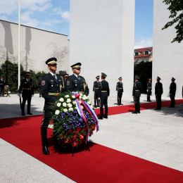 Pri spomeniku posvečenem vsem žrtvam vojn  (photo: STA)