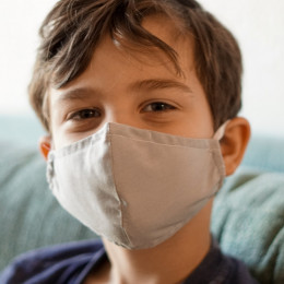 Majhni otroci s koronavirusom ne okužujejo odraslih. Drugače je pri gripi. (photo: Izzy Park / Unsplash)