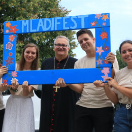 Škof Peter Štumpf z mladimi na Mladifestu (photo: Sonja Kamplet Rotar)