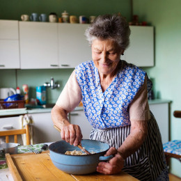 Katero jed je pa vam skuhala vaša stara mama? (photo: Halfpoint)