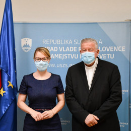 Ministrica dr. Helena Jaklitsch in beograjski nadškof msgr. Stanislav Hočevar (photo: FB Urad Vlade RS)