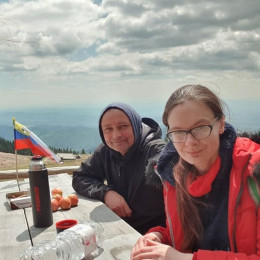 P. Cestnik je na Veliko planino odpeljal tudi ukrajinski begunki Olgo in Tatjano (photo: )