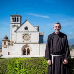 Br. Štefan Kožuh pri baziliki svetega Frančiška Asiškega (photo: Rok Mihevc)