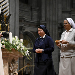 Papež Leon XIV. z redovnicama (photo: Vatican Media)