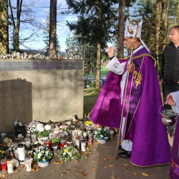 Novomeški škof Andrej Saje blagoslavlja grobove (photo: Radio Vatikan)