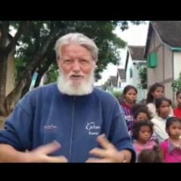 Zapeli so tudi misijonar Peter Opeka in otroci na Madagaskarju (photo: posnetek zaslona)