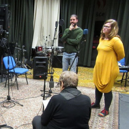 Snemanje v studiu Radia Ognjišče (photo: Jože Bartolj)