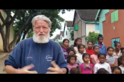 Zapeli so tudi misijonar Peter Opeka in otroci na Madagaskarju (photo: posnetek zaslona)