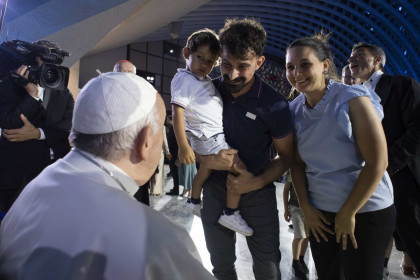 Papež pozdravlja mlado družino na Svetovnem srečanju družin (photo: Vatican News)