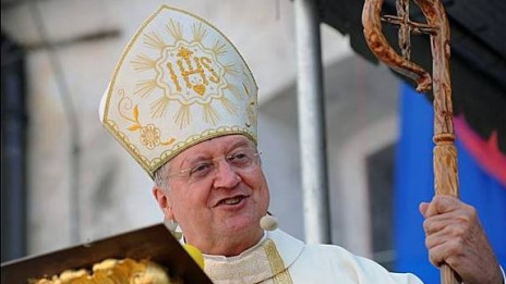 Nadškof Alojz Uran s pastirsko palico (photo: www.rkc.si)