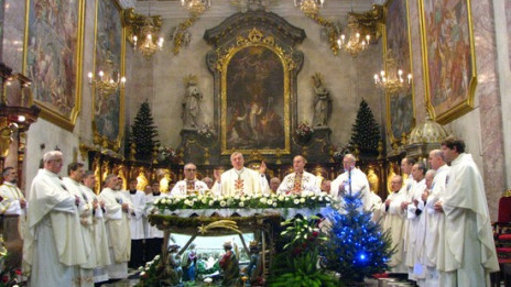 Duhovniki ob oltarju (photo: ARO)