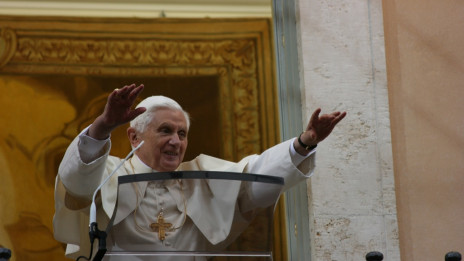 Papež pozdravlja vernike (photo: Robert Bahčič)