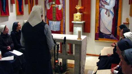 sestre Uršulinke pri molitvi rožnega venca (photo: ARO)