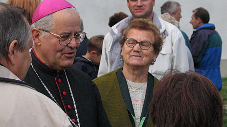 Škof Metod Pirih med ljudmi (photo: Primož Govekar)