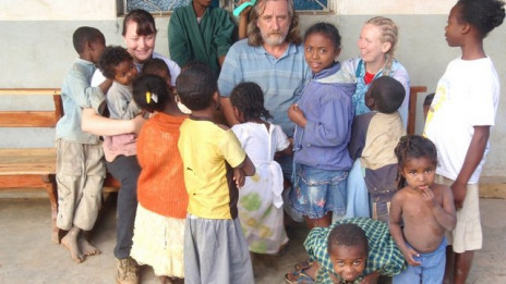 Misijonar Tone Kerin v družbi otrok (photo: Manca Dekleva)