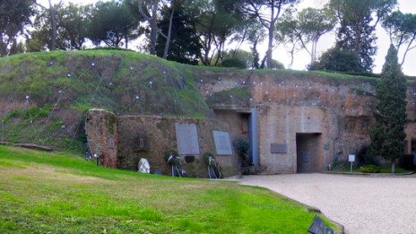 Spomenik ob ardeatinskih grobiščih v Rimu (photo: Wikipedia)
