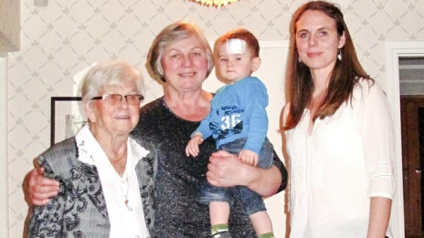 Štiri generacije družine Tomažič, slavljenka Roža v sredini (photo: Zvone Podvinski)