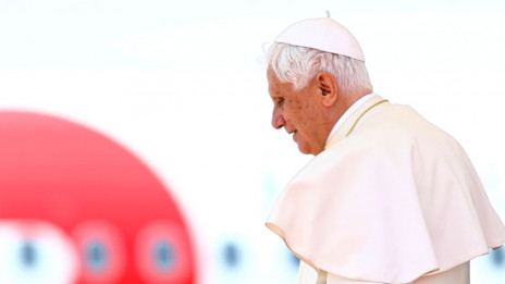 Papež Benedikt XVI. pred vstopom v letalo (photo: www.thepapalvisitorg.uk)