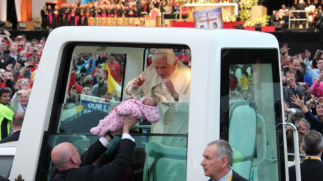 Papež Benedikt XVI. z otrokom (photo: nn)