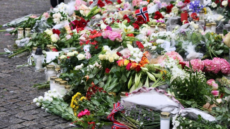 Cvetje in sveče v središču Osla (photo: Wikipedia)