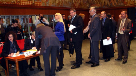 Poslanci pred vstopom v dvorano (photo: Urška Hrast)
