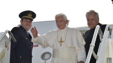 Papež na milanskem letališču (photo: www.family2012.com)