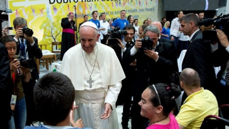 Papež Frančišek med mladimi v Sarajevu (photo: CTV/AP)