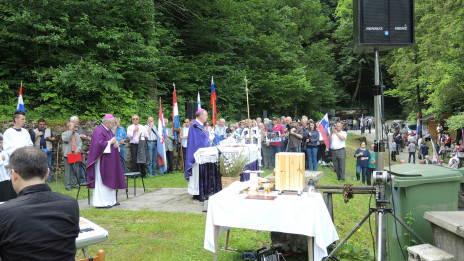 Upokojeni nadškof Marjan Turnšek je vodil bogoslužje pri Hudi jami. (photo: p. Ivan Rampre)