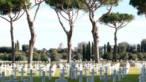 Papež na pokopališču v Nettunu (photo: RV/AP)