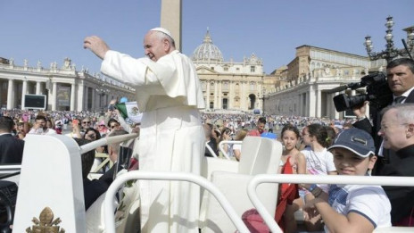 Papež pozdravlja vernike na Trgu sv. Petra (photo: Vatican News)