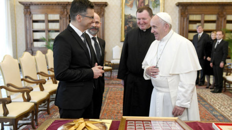 Papež Frančišek in Marjan Šarec (photo: Tamino Petelinšek, STA)